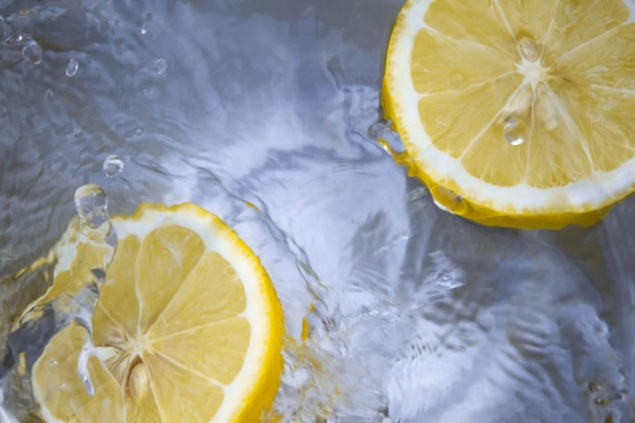 7 Reasons Why You Should Start Drinking Lemon Water